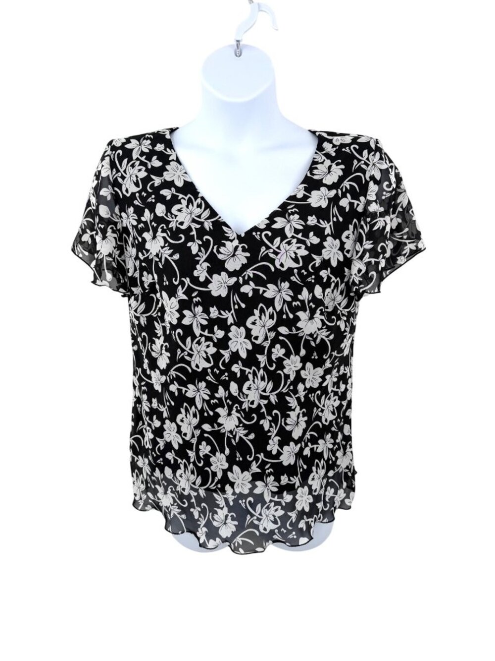 R&K ORIGINALS BLACK & WHITE FLORAL PRINT BLOUSE W/ FLUTTER SHORT FLUTTER SLEEVES